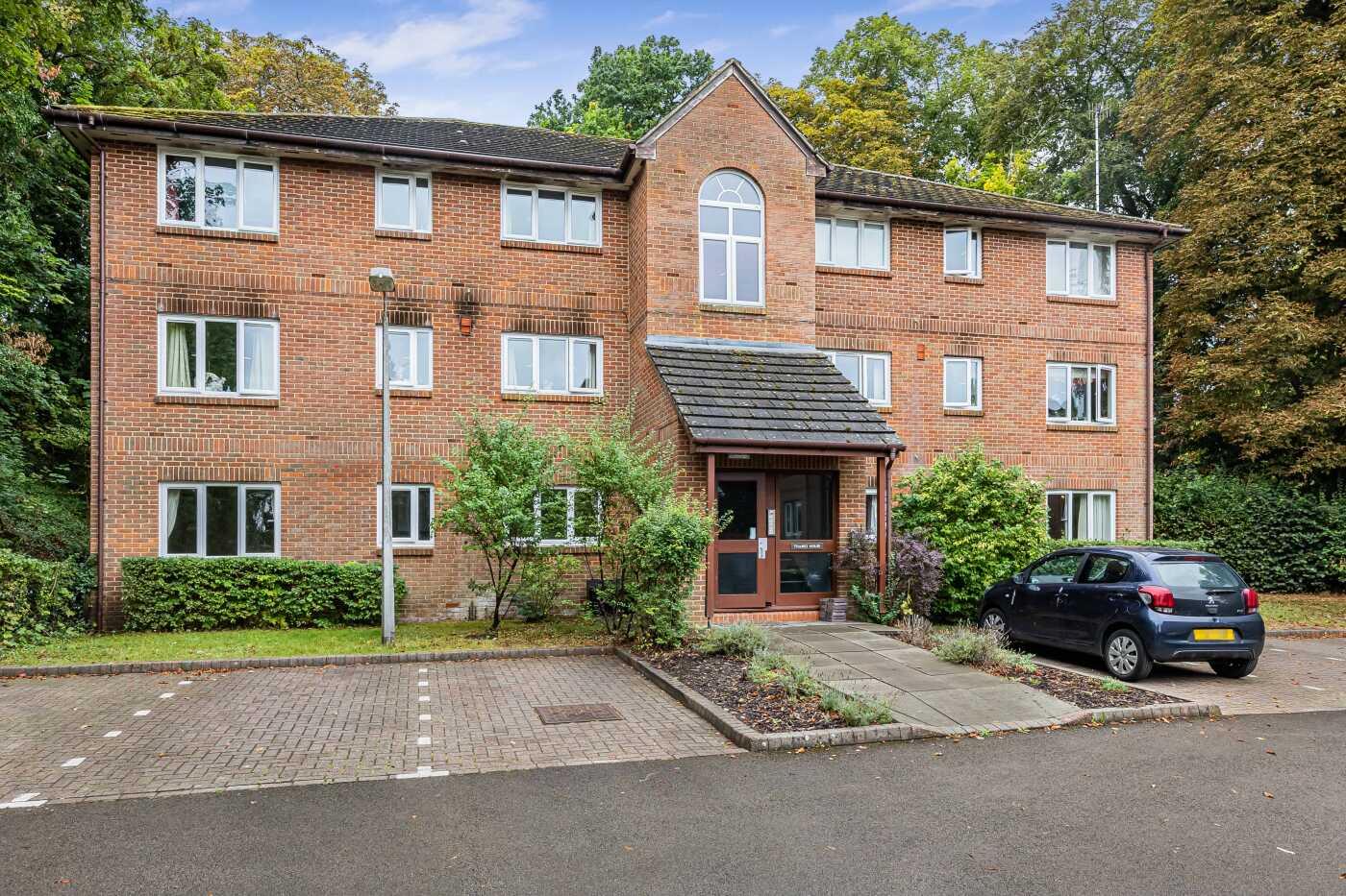 1 bed property in Tilebarn Close, Henley-On-Thames